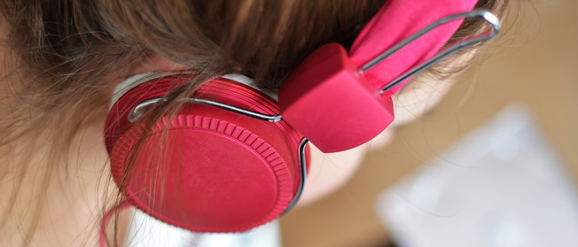 Som Alto nos Fones de Ouvido pode causar danos na Audição? - ABC Aprendizagem - Audiologia